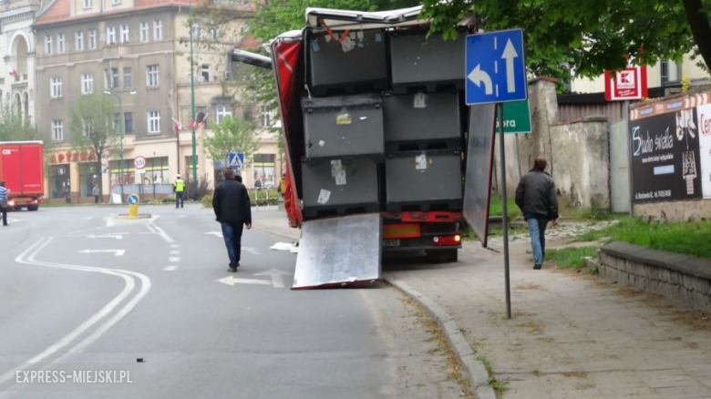 TIR nie zmieścił się pod wiaduktem