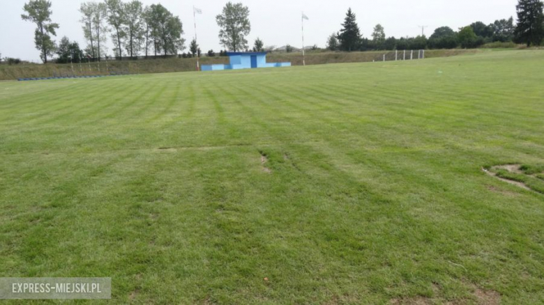 Na boisku Polonii Ząbkowice Śląskie poprawiono murawę zarówno na jednym jaki drugim polu karnym