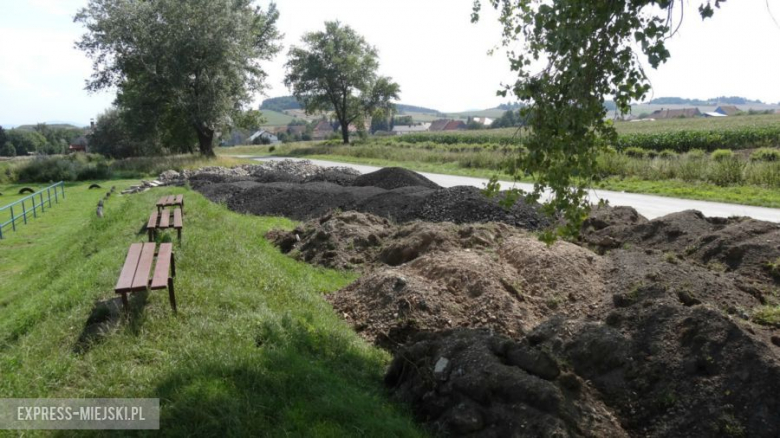 Odpady pozostawiane na terenie boiska w Braszowicach