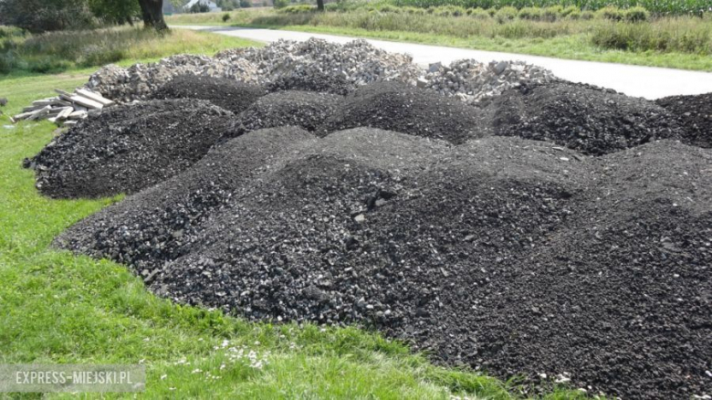 Odpady pozostawiane na terenie boiska w Braszowicach