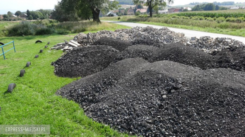 Odpady pozostawiane na terenie boiska w Braszowicach