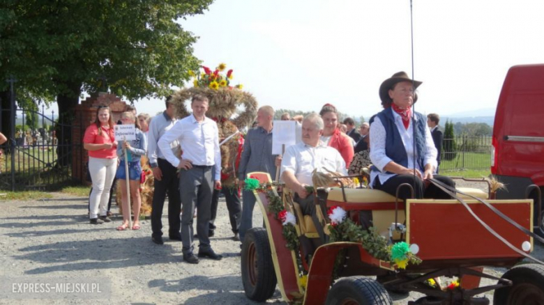 Przejście korowodu dożynkowego