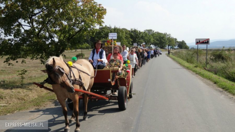 Przejście korowodu dożynkowego