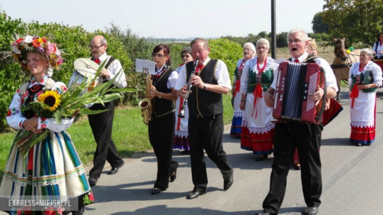 Przejście korowodu dożynkowego