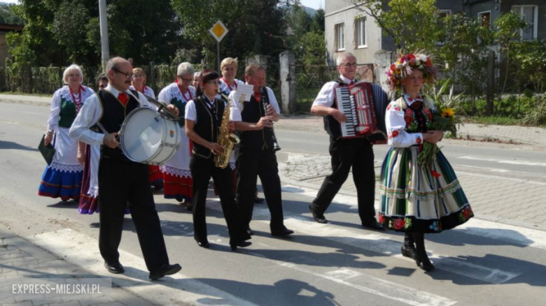 Przejście korowodu dożynkowego