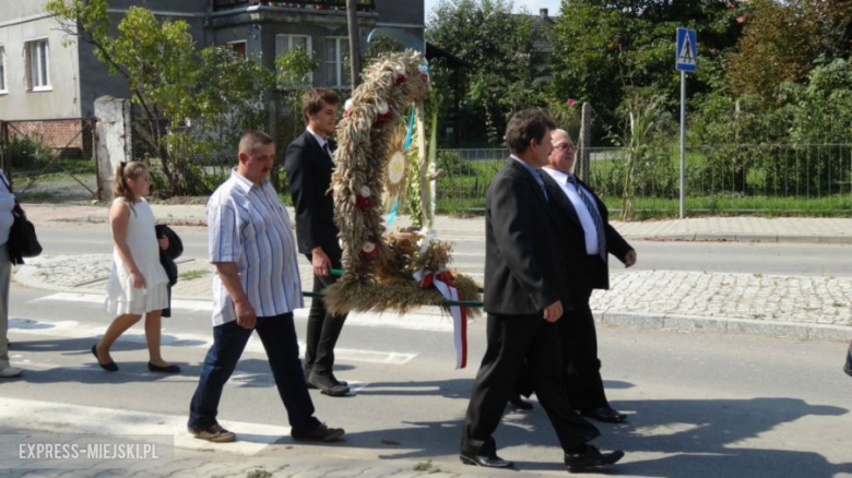 Przejście korowodu dożynkowego