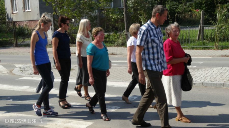 Przejście korowodu dożynkowego