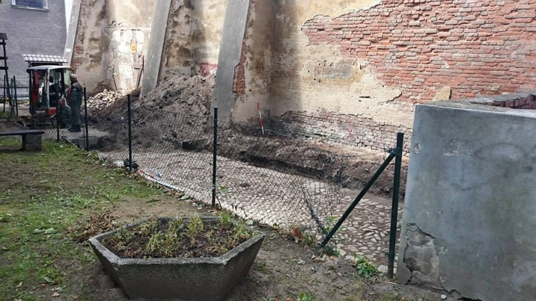 Bruk traktu przebiegającego przez sień przelotową na tyły budynku, który odkryli archeolodzy. Prawdopodobnie pochodzi z czasów średniowiecza