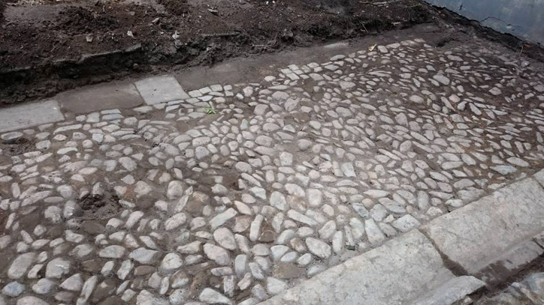 Bruk traktu przebiegającego przez sień przelotową na tyły budynku, który odkryli archeolodzy. Prawdopodobnie pochodzi z czasów średniowiecza