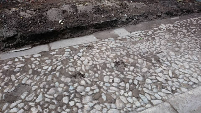 Bruk traktu przebiegającego przez sień przelotową na tyły budynku, który odkryli archeolodzy. Prawdopodobnie pochodzi z czasów średniowiecza