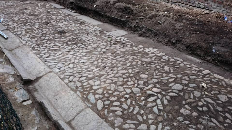 Bruk traktu przebiegającego przez sień przelotową na tyły budynku, który odkryli archeolodzy. Prawdopodobnie pochodzi z czasów średniowiecza