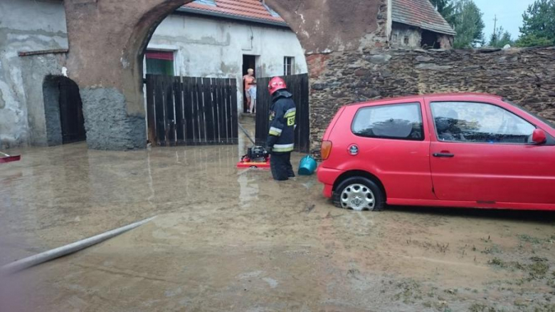 Strażacy przez kilka godzin pomagali mieszkańcom zalanych gospodarstw