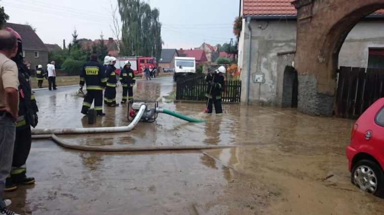 Strażacy przez kilka godzin pomagali mieszkańcom zalanych gospodarstw