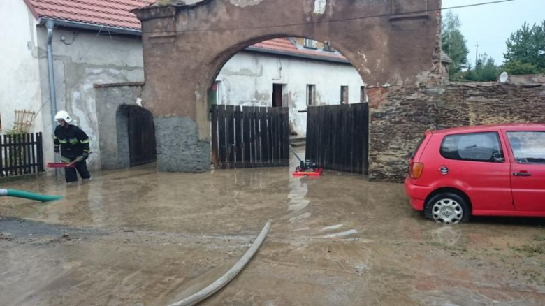 Strażacy przez kilka godzin pomagali mieszkańcom zalanych gospodarstw