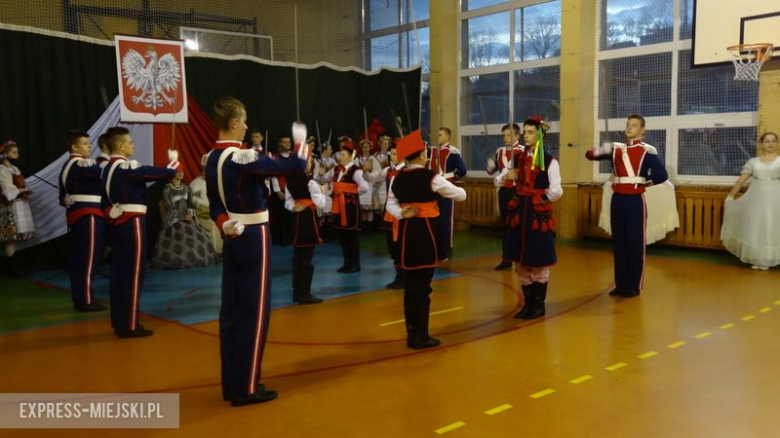 Spektakl w wykonaniu zespołu „Kwiaty Polskie” z Ejszyszek na Litwie