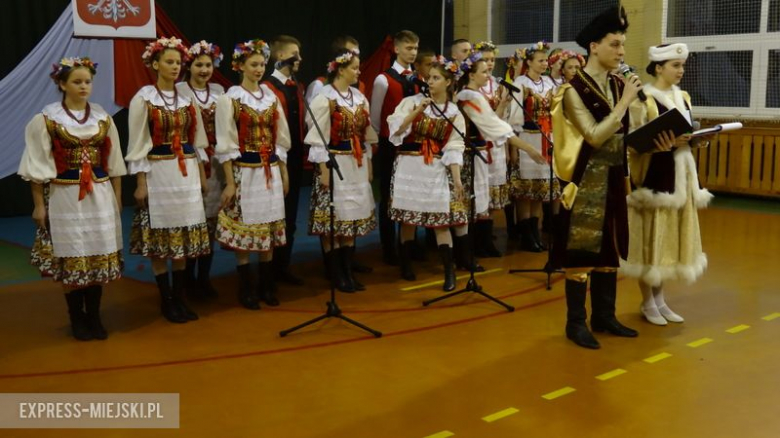 Spektakl w wykonaniu zespołu „Kwiaty Polskie” z Ejszyszek na Litwie