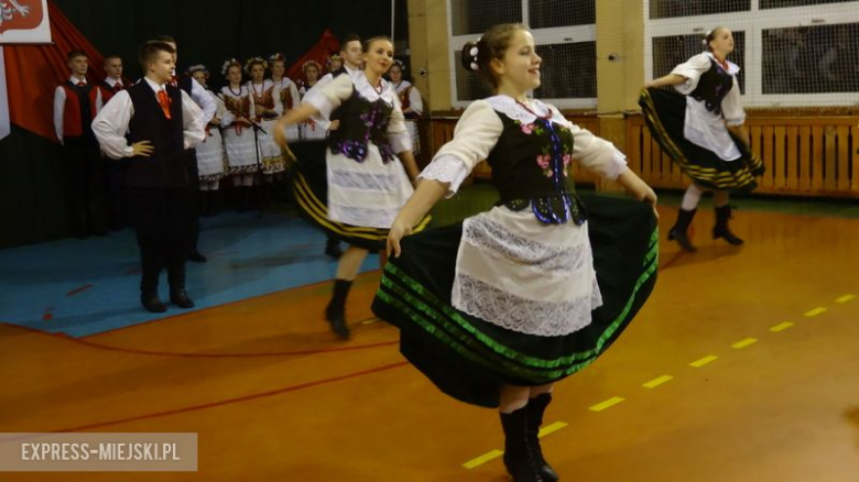 Spektakl w wykonaniu zespołu „Kwiaty Polskie” z Ejszyszek na Litwie