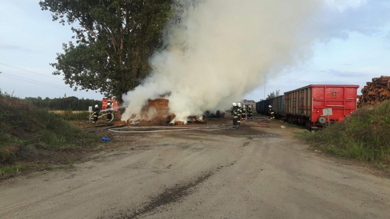 Pożar snopów słomy w Kamieńcu Ząbkowickim