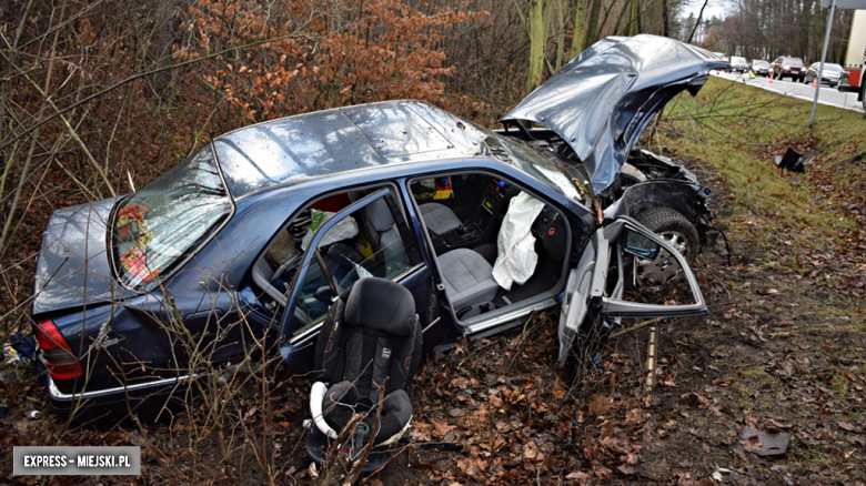 Mercedes wypadł z drogi na krajowej ósemce w Dębowinie