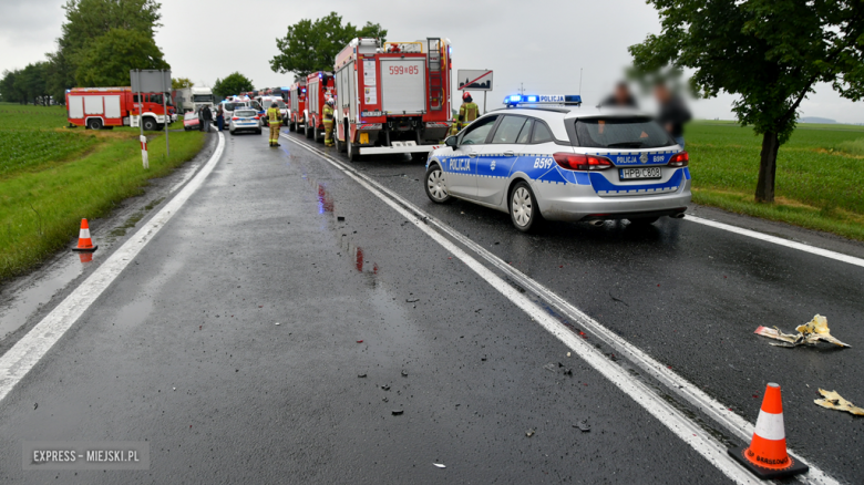 Zderzenie samochodu ciężarowego i busa przewożącego dzieci na krajowej ósemce Braszowicach