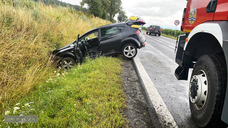 Osobówka wypadła z drogi na krajowej ósemce w Szklarach