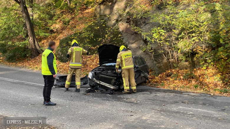 Zderzenie ciągnika rolniczego z samochodem osobowym między Kamieńcem Ząbkowickim a Byczeniem [foto]