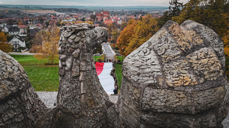 Apel Niepodległościowy pod pomnikiem Orła Piastowskiego w Ziębicach