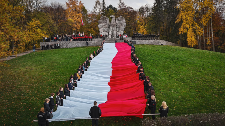 Apel Niepodległościowy pod pomnikiem Orła Piastowskiego w Ziębicach