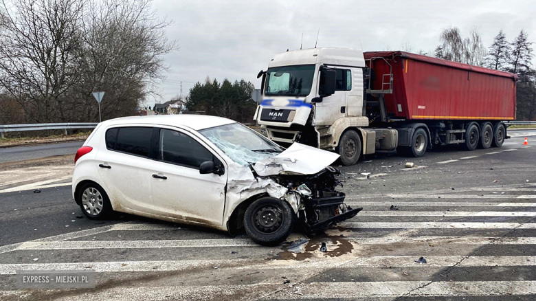 Zderzenie dwóch pojazdów na skrzyżowaniu ul. Legnickiej z krajową ósemką