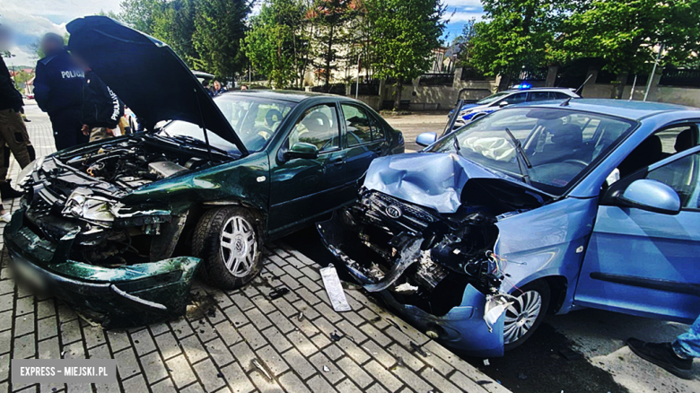 Zderzenie dwóch samochodów osobowych na ul. Głównej w Bardzie