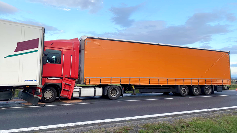 Zderzenie trzech samochodów ciężarowych na krajowej ósemce. Droga zablokowana [foto]