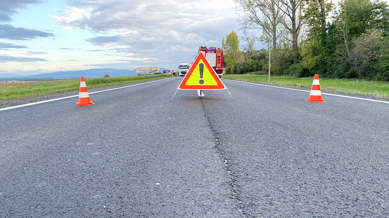 Zderzenie trzech samochodów ciężarowych na krajowej ósemce. Droga zablokowana [foto]