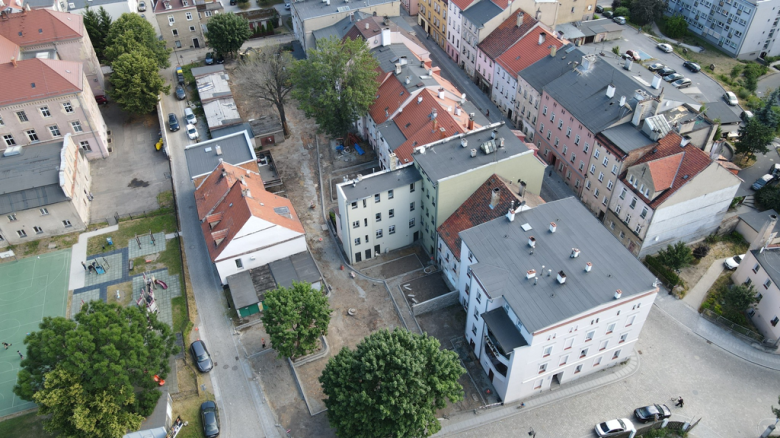 Trwają intensywne prace budowlane przy podwórkach na ul. Ciasnej i Traugutta