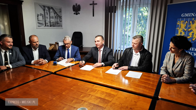 Podpisano umowy na modernizację kompleksu sportowego i ul. Nauczycielskiej w Kamieńcu Ząbkowickim