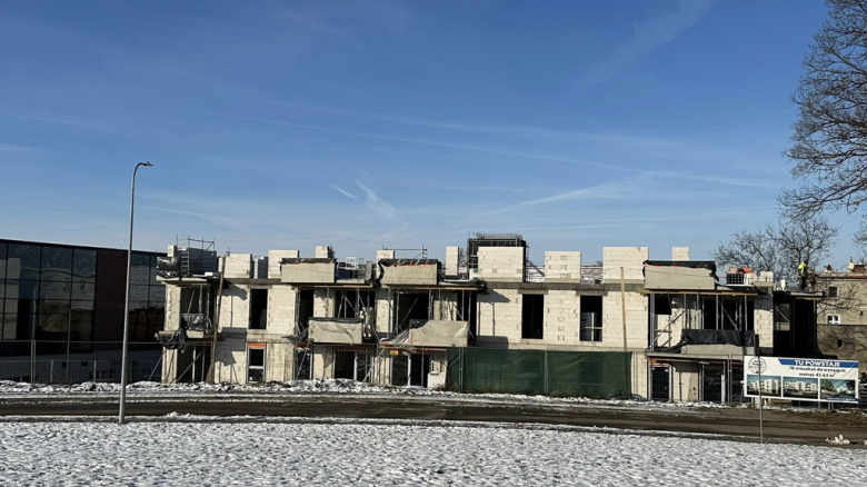 Postępują prace przy budowie bloku wielorodzinnego w Ziębicach