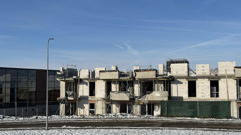 Postępują prace przy budowie bloku wielorodzinnego w Ziębicach