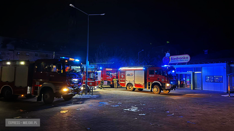 Zadymienie w markecie. Ewakuowano klientów, na miejscu straż pożarna