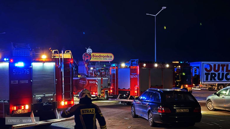 Zadymienie w markecie. Ewakuowano klientów, na miejscu straż pożarna