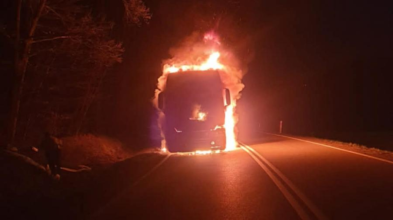 Pożar samochodu ciężarowego z naczepą w Laskach