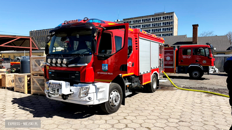 Pożar drewnianych palet przy ul. Waryńskiego. Interweniowało kilka zastępów straży pożarnej