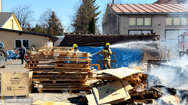 Pożar drewnianych palet przy ul. Waryńskiego. Interweniowało kilka zastępów straży pożarnej