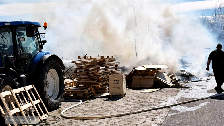 Pożar drewnianych palet przy ul. Waryńskiego. Interweniowało kilka zastępów straży pożarnej