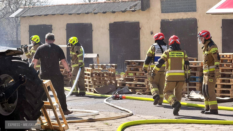 Pożar drewnianych palet przy ul. Waryńskiego. Interweniowało kilka zastępów straży pożarnej