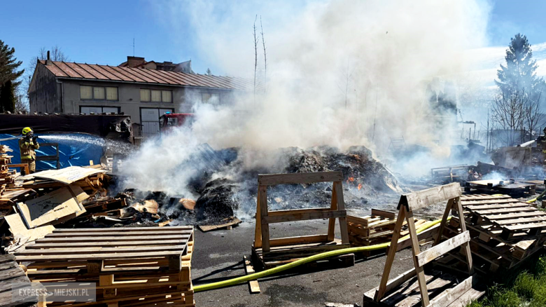 Pożar drewnianych palet przy ul. Waryńskiego. Interweniowało kilka zastępów straży pożarnej