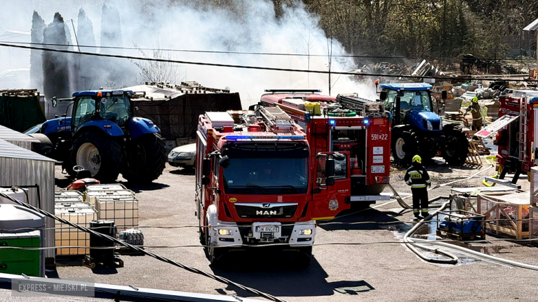 Pożar drewnianych palet przy ul. Waryńskiego. Interweniowało kilka zastępów straży pożarnej