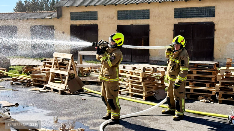 Pożar drewnianych palet przy ul. Waryńskiego. Interweniowało kilka zastępów straży pożarnej