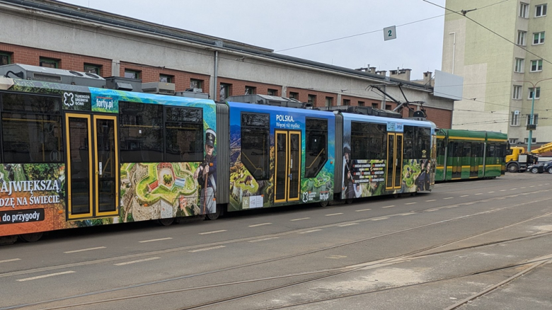 Na ulicach Poznania pojawił się tramwaj z wielkoformatową grafiką promującą srebrnogórską twierdzę
