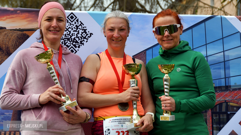 Setki biegaczy i świetne wyniki. 15. Półmaraton Henrykowski i 11. Dycha Księgi Henrykowskiej [foto]