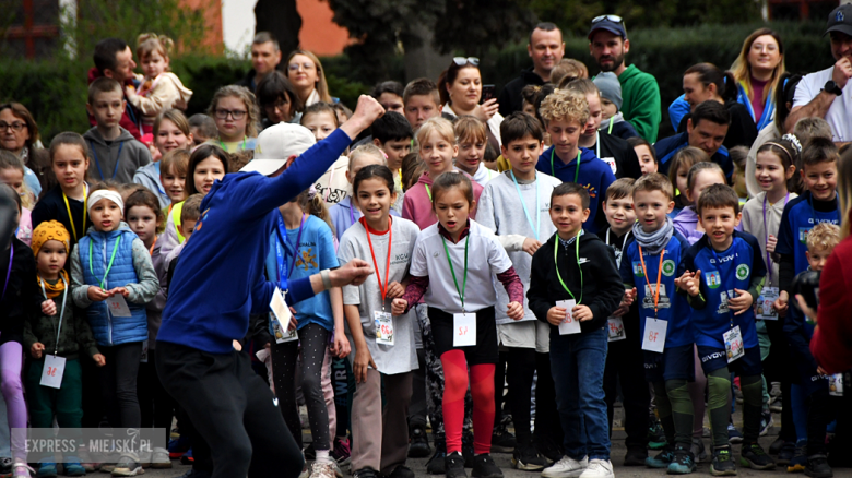 Setki biegaczy i świetne wyniki. 15. Półmaraton Henrykowski i 11. Dycha Księgi Henrykowskiej [foto]