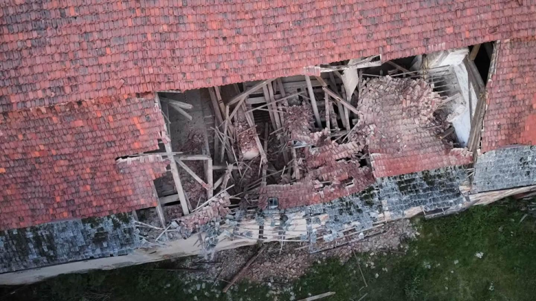 Trwają działania zabezpieczające Dwór w Służejowie po zawaleniu części dachu